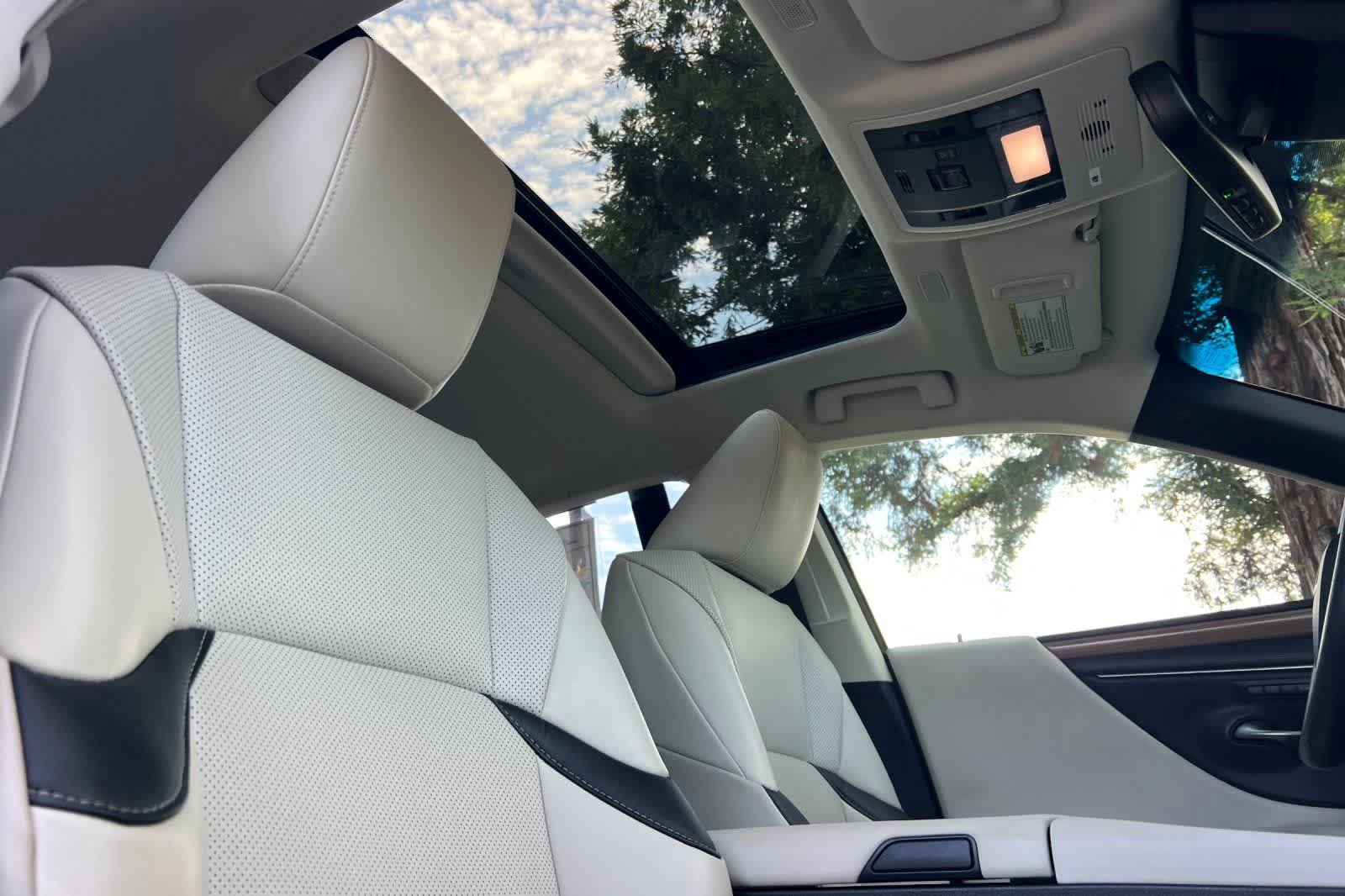 Used 2025 Lexus ES 300h w/ Premium Package FWD image 19
