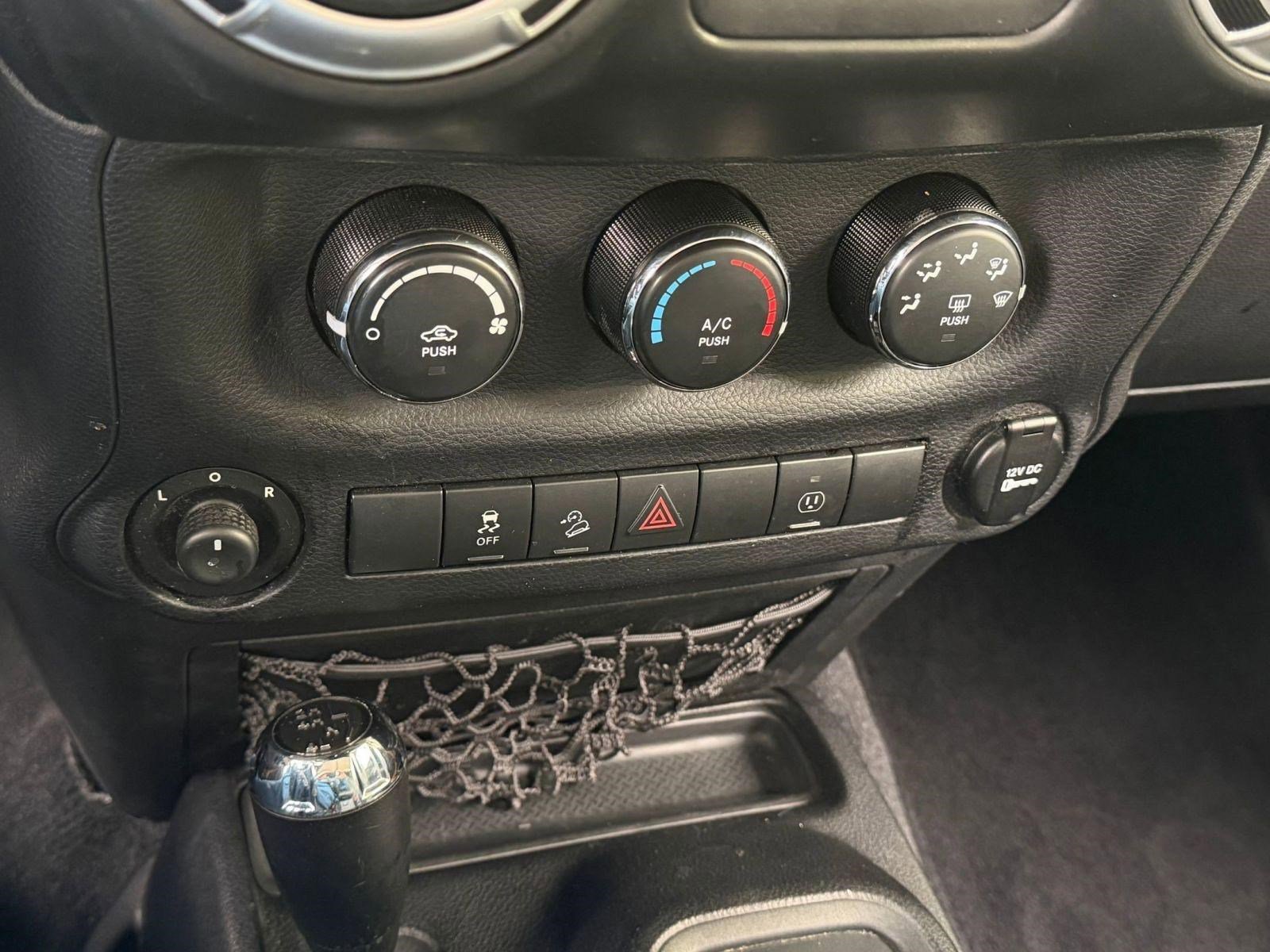 Used 2014 Jeep Wrangler Unlimited Sahara w/ Dual Top Group AWD/4WD image 28