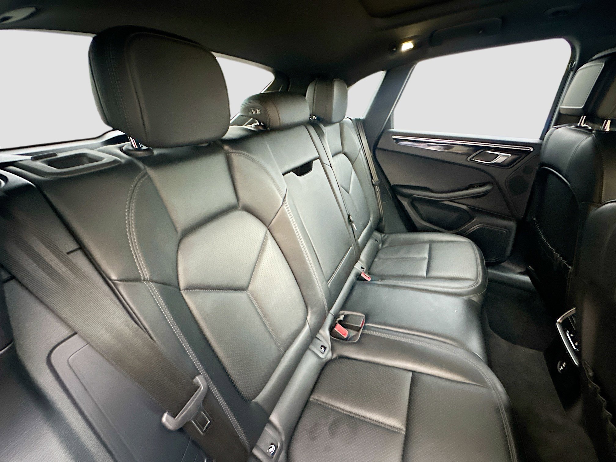 Used 2024 Porsche Macan image 31