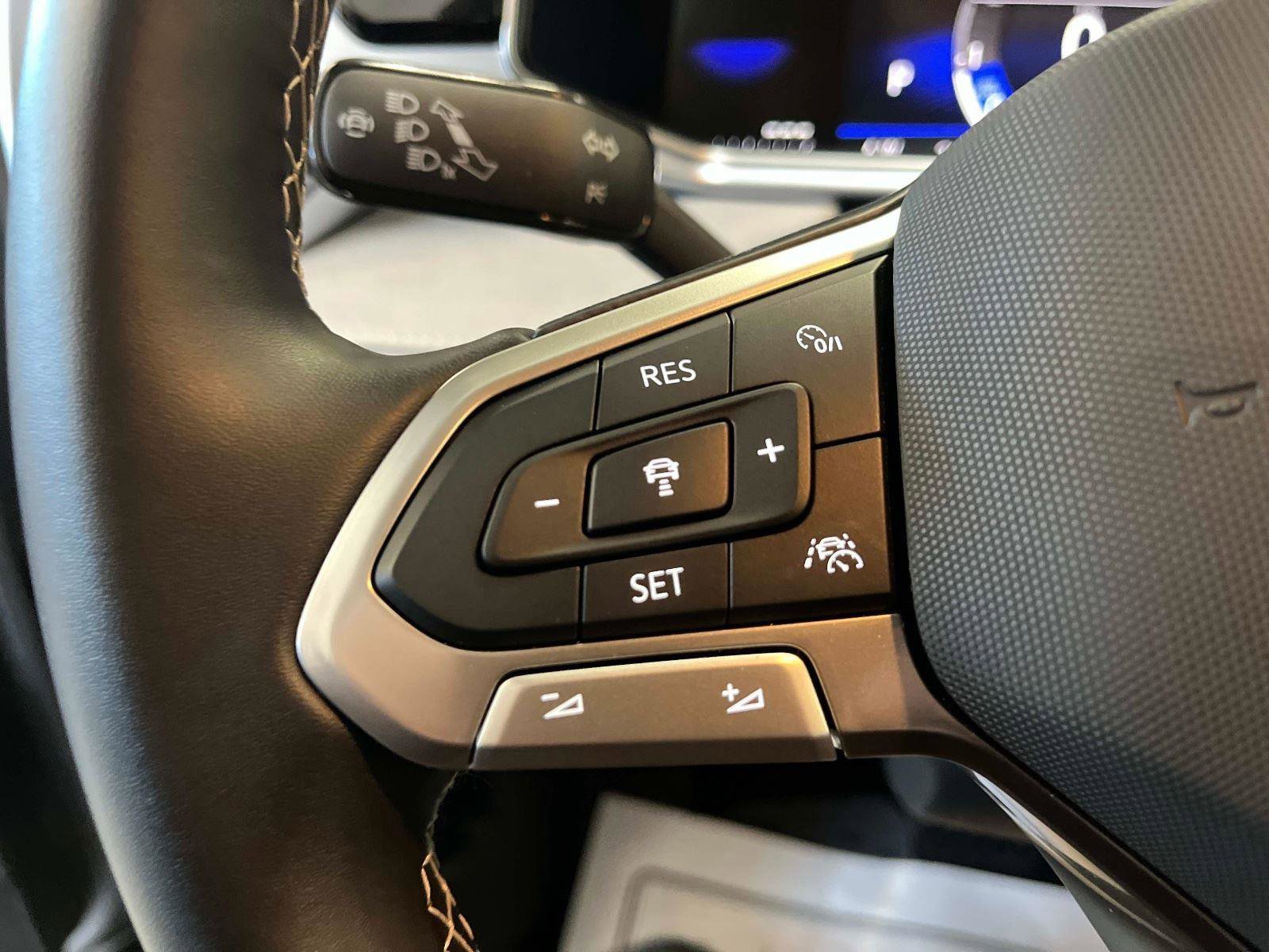 Used 2025 Volkswagen Taos SE image 29