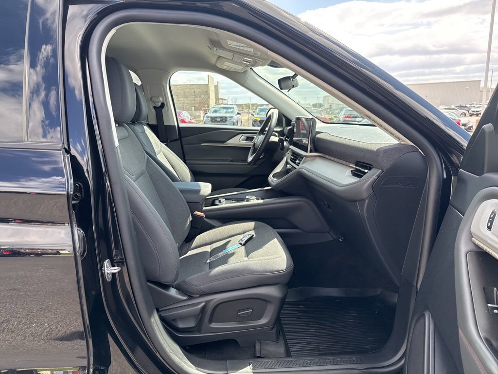 Used 2025 Ford Explorer Active AWD/4WD image 40