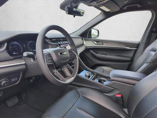 Used 2025 Jeep Grand Cherokee Limited RWD image 6