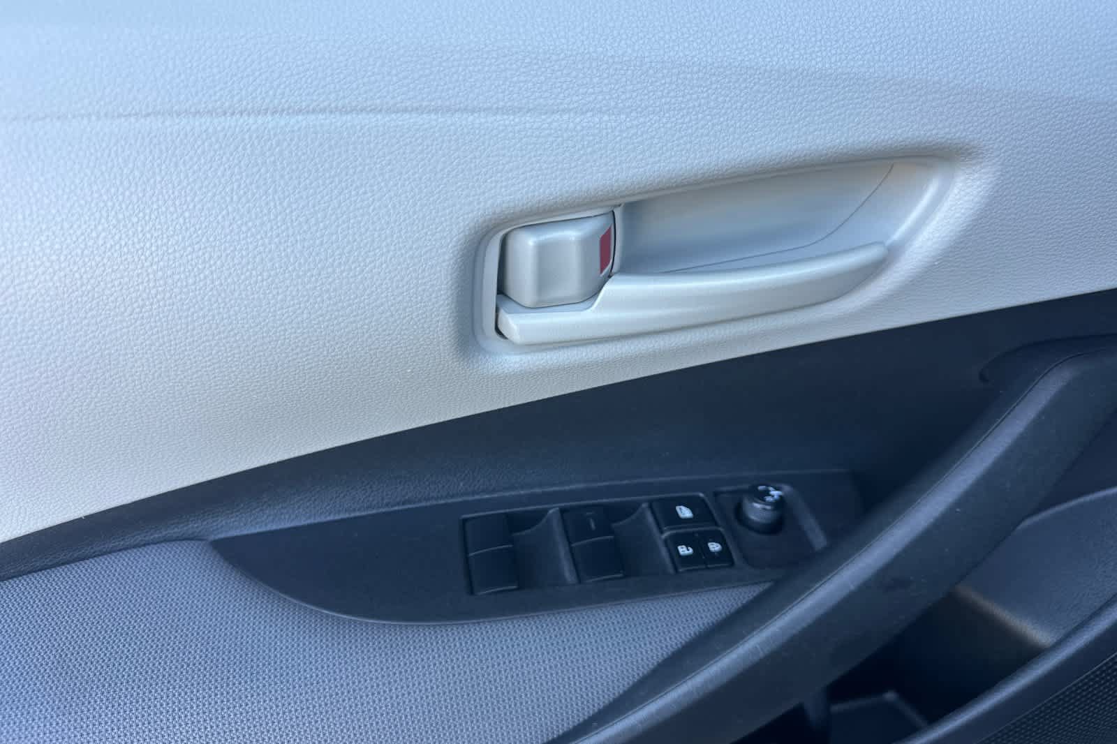 Used 2022 Toyota Corolla LE FWD image 12