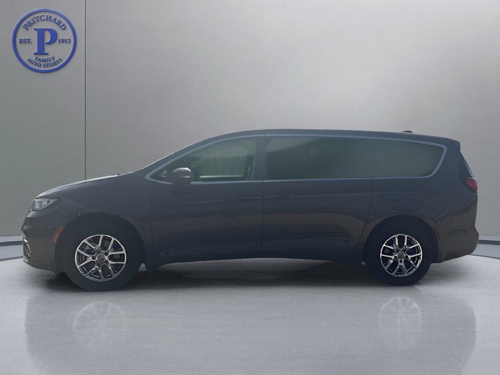 Used 2023 Chrysler Pacifica Touring-L FWD image 4