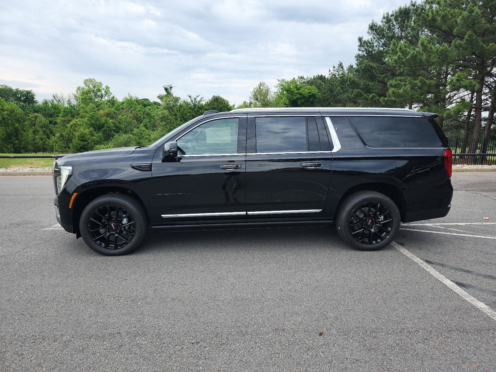 New 2026 GMC Yukon XL Denali w/ Denali Reserve Package AWD/4WD image 2