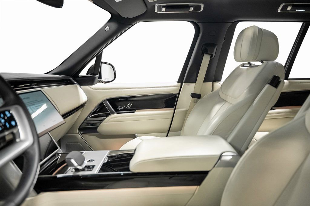 Used 2025 Land Rover Range Rover SE image 52