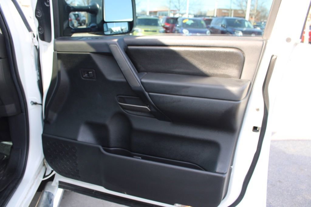 Used 2013 Nissan Titan SL w/ Moonroof Pkg image 21