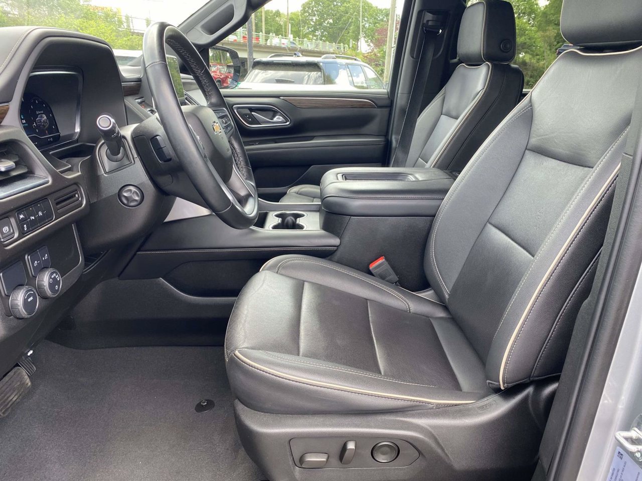 Used 2024 Chevrolet Suburban Premier RWD image 19