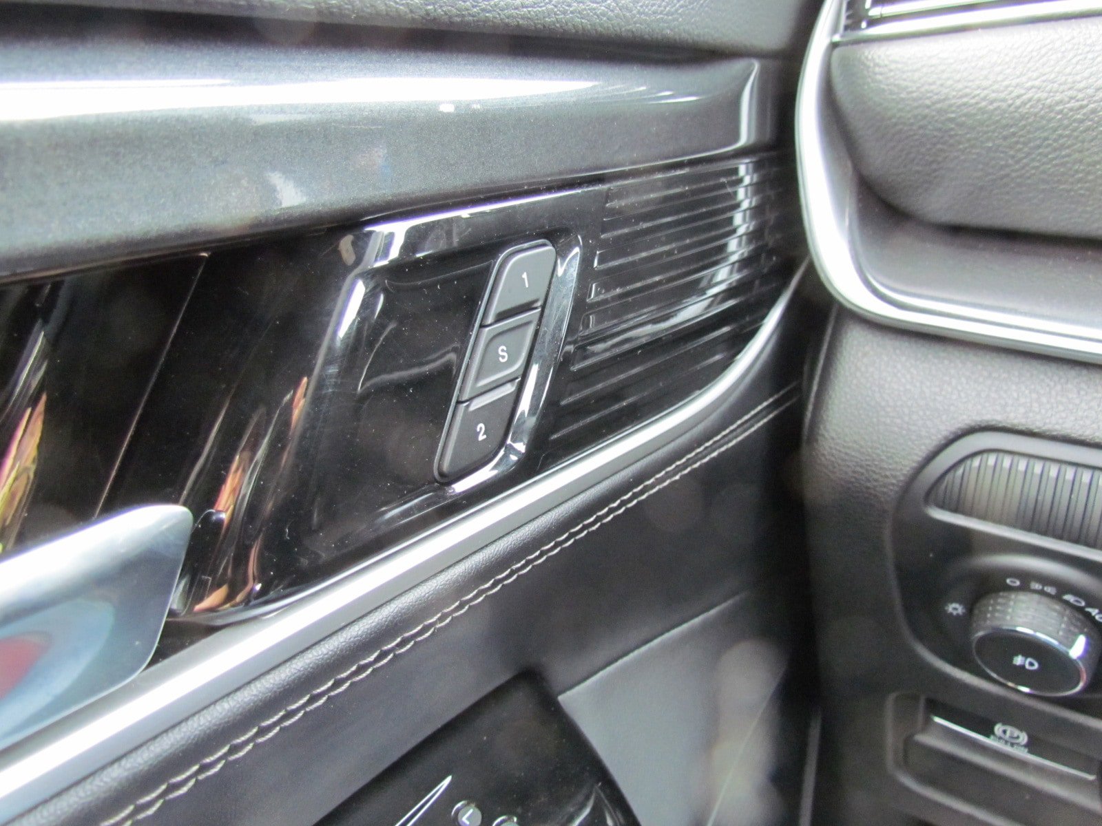 Used 2022 Jeep Wagoneer Series I AWD/4WD image 11