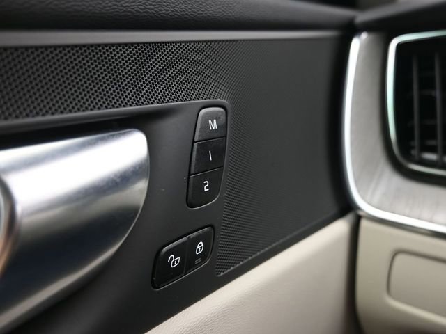 Used 2024 Volvo XC60 B5 Plus image 29