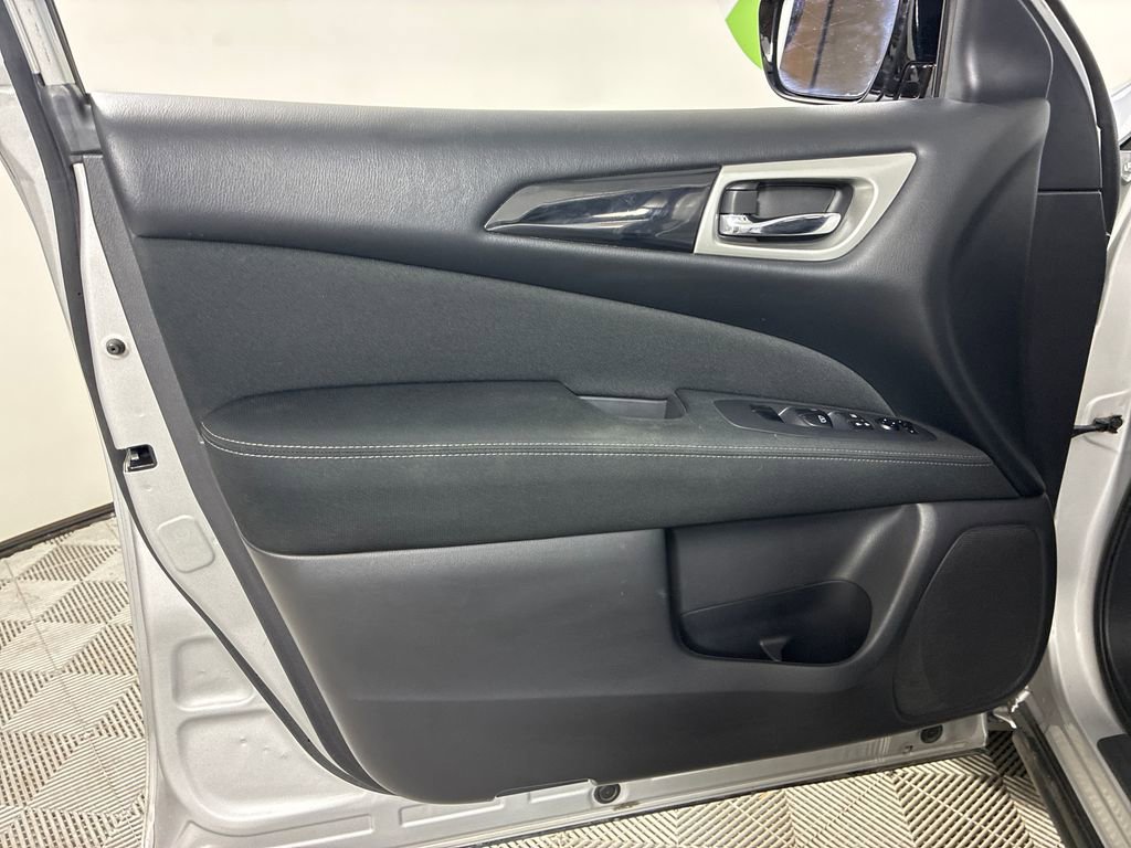 Used 2017 Nissan Pathfinder SV image 27