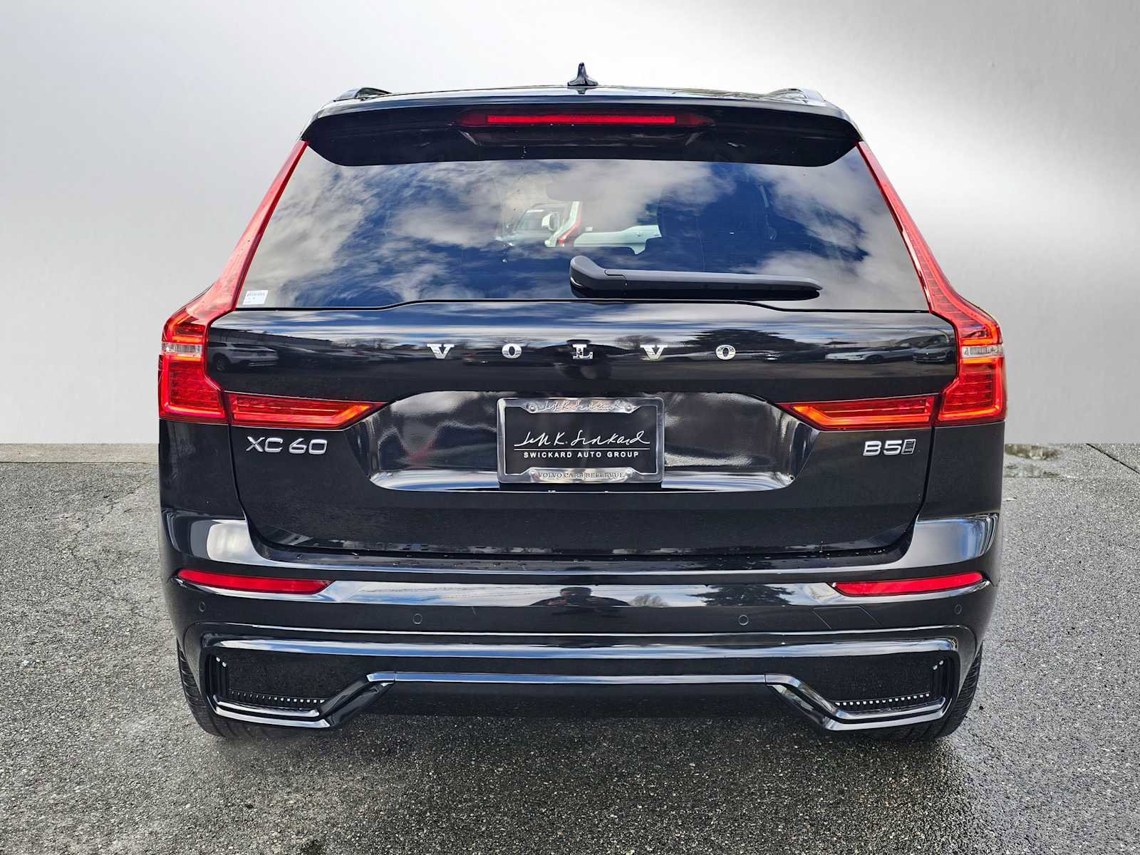 Used 2025 Volvo XC60 B5 Core w/ Climate Package image 4