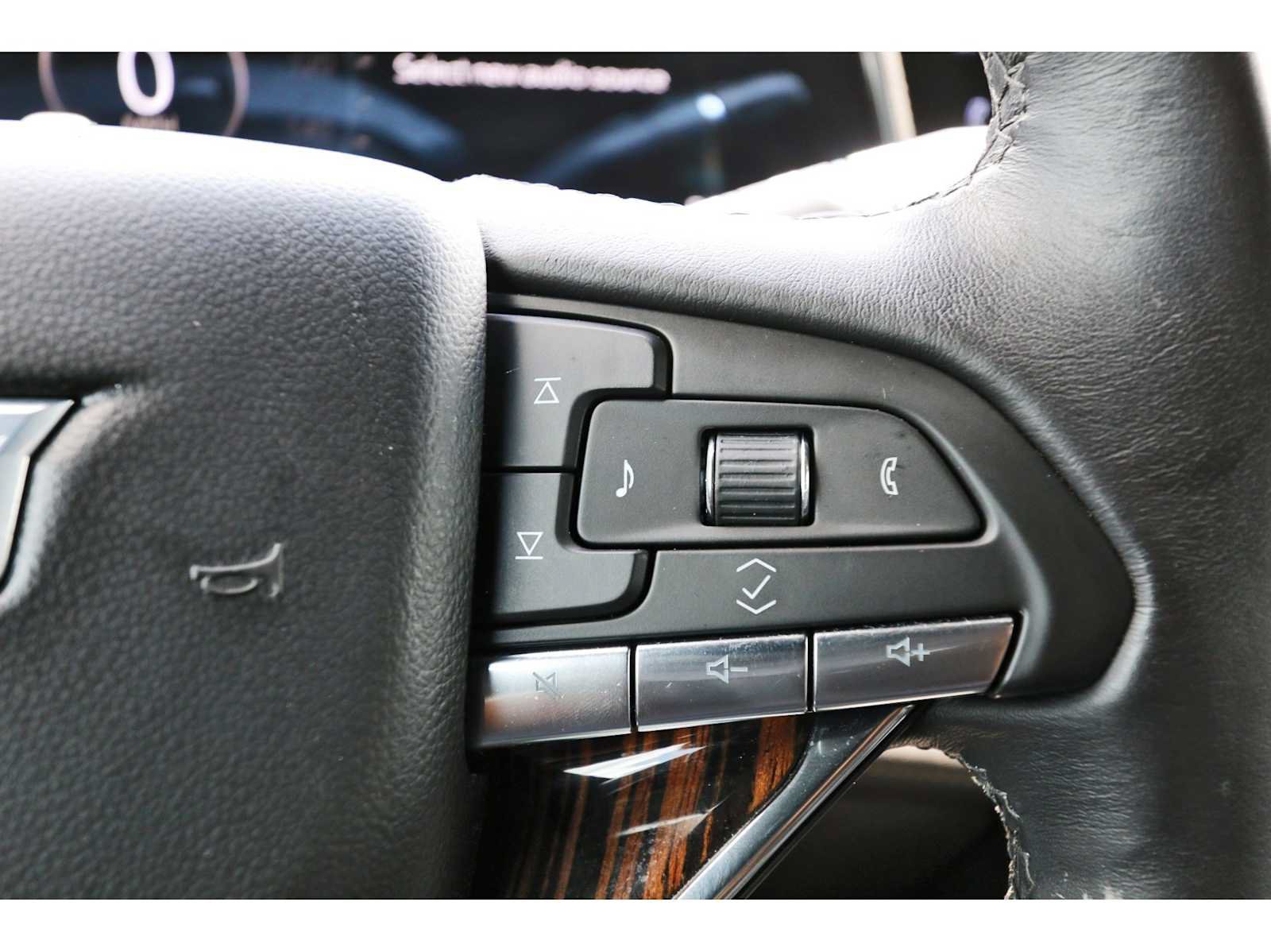 Used 2023 Cadillac Escalade ESV Premium Luxury AWD/4WD image 18