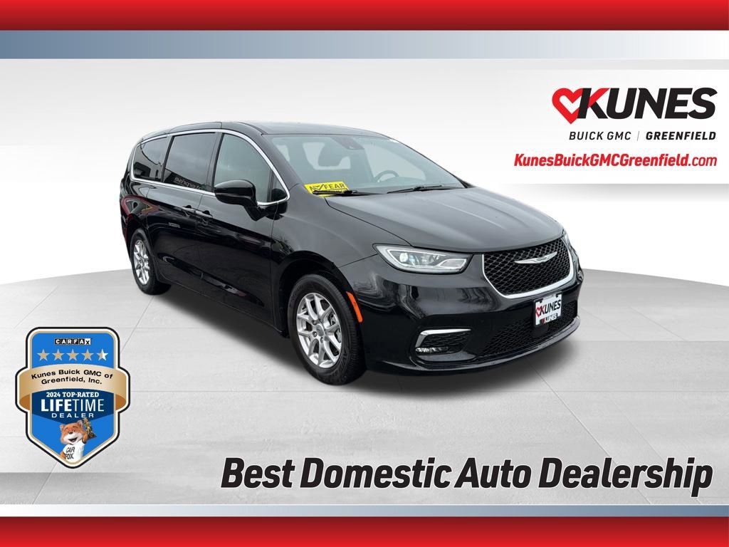 Used 2025 Chrysler Pacifica Select image 1