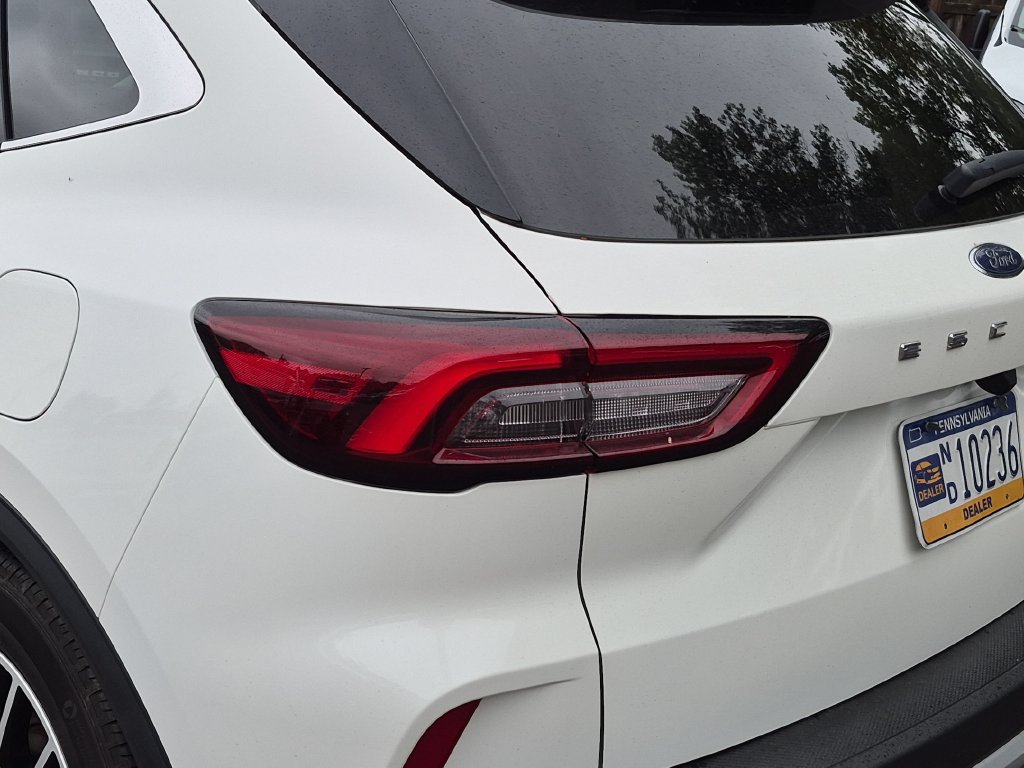 Certified 2023 Ford Escape SE w/ PHEV Premium Package FWD image 9