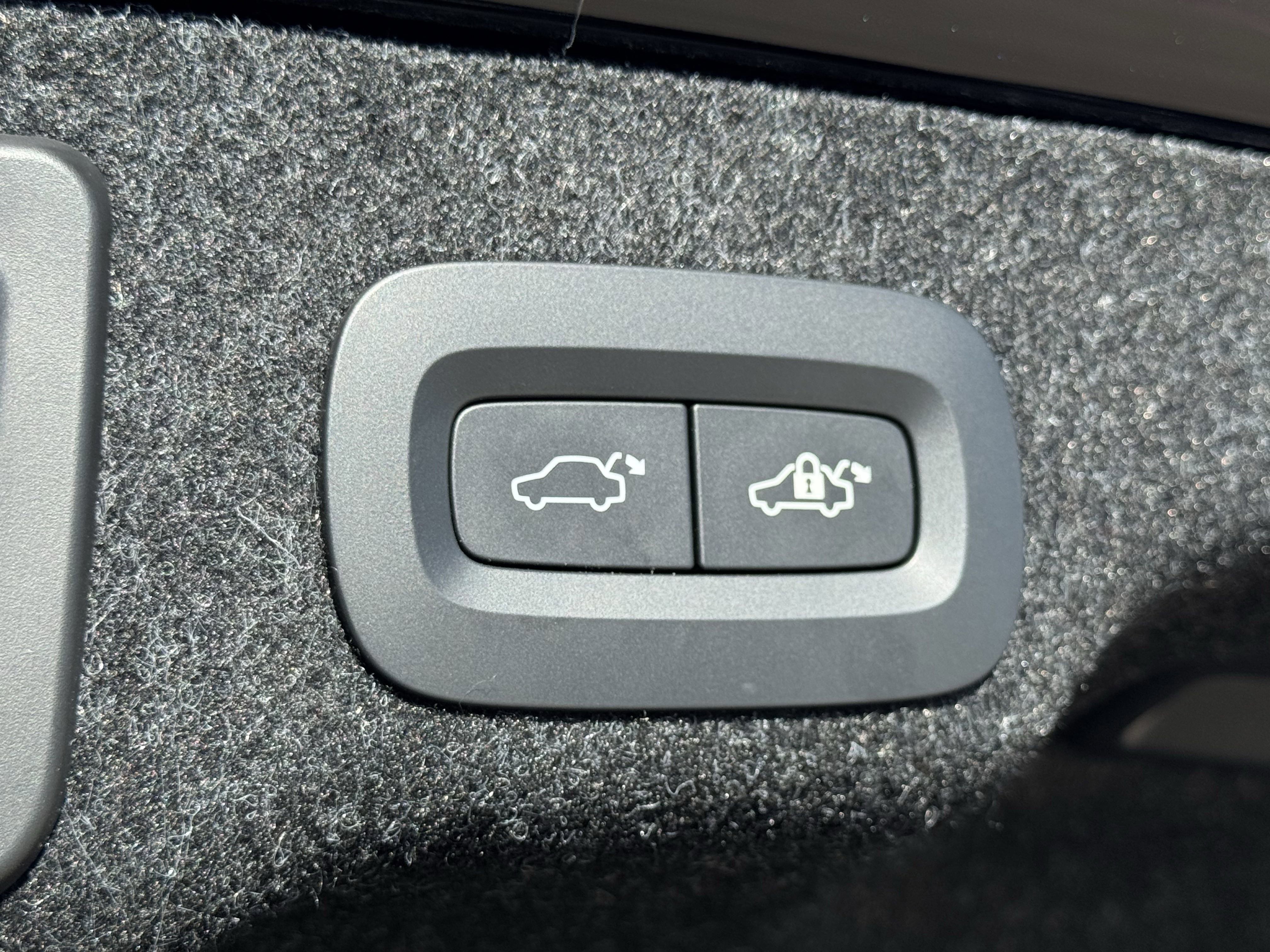 Used 2024 Volvo S90 T8 Ultimate w/ Lounge Package image 40