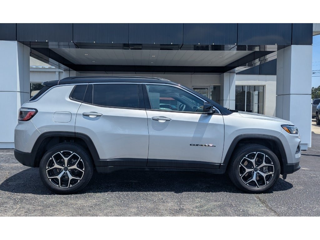 Used 2025 Jeep Compass Limited AWD/4WD image 2