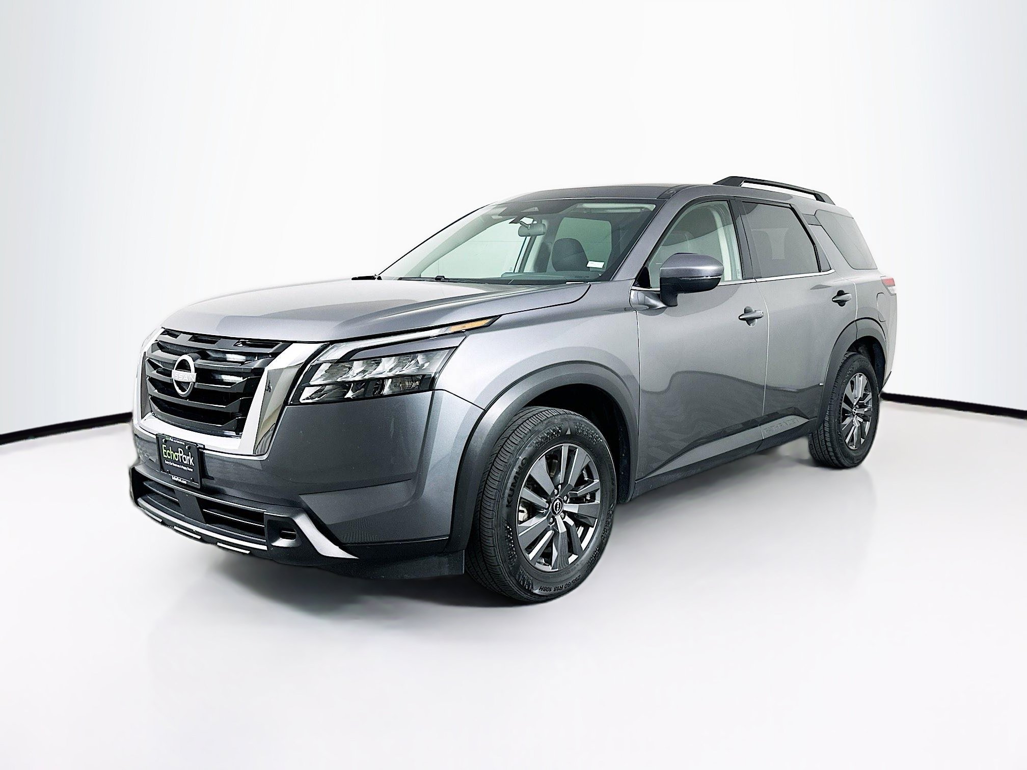 Used 2025 Nissan Pathfinder SV FWD image 3