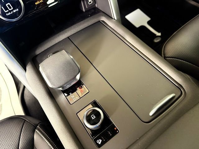 Certified 2025 Land Rover Discovery Dynamic SE image 24