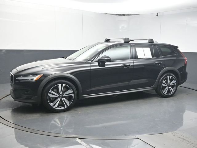 Used 2023 Volvo V60 B5 Cross Country Plus w/ Climate Package image 4