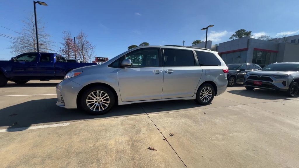 Used 2020 Toyota Sienna XLE w/ XLE Navigation Package image 3