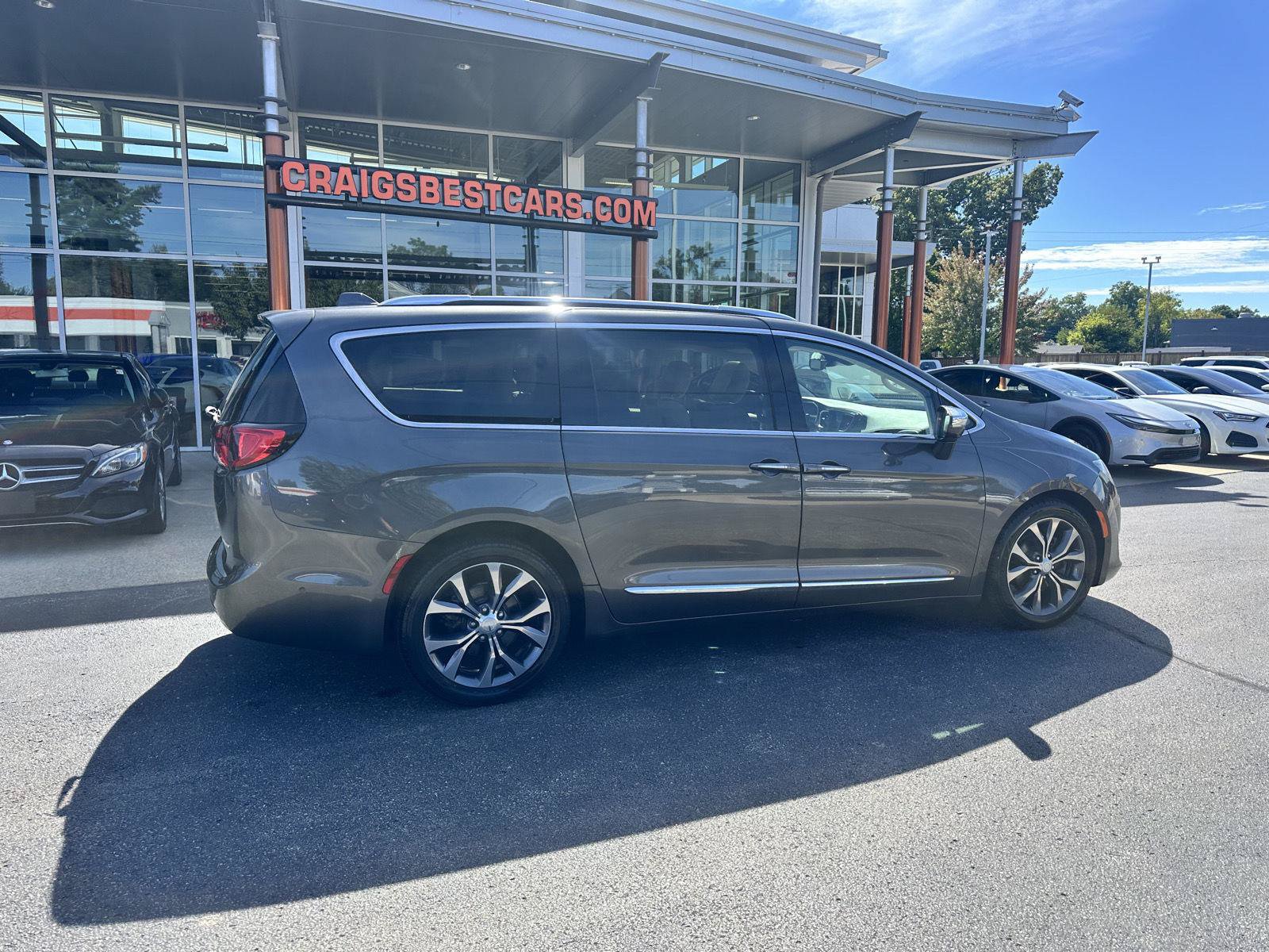 Used 2018 Chrysler Pacifica Limited w/ Tire & Wheel Group FWD image 3