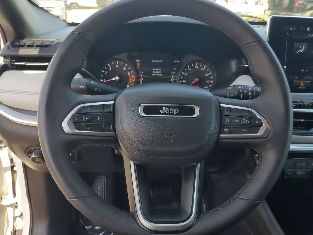Used 2025 Jeep Compass Limited AWD/4WD image 17