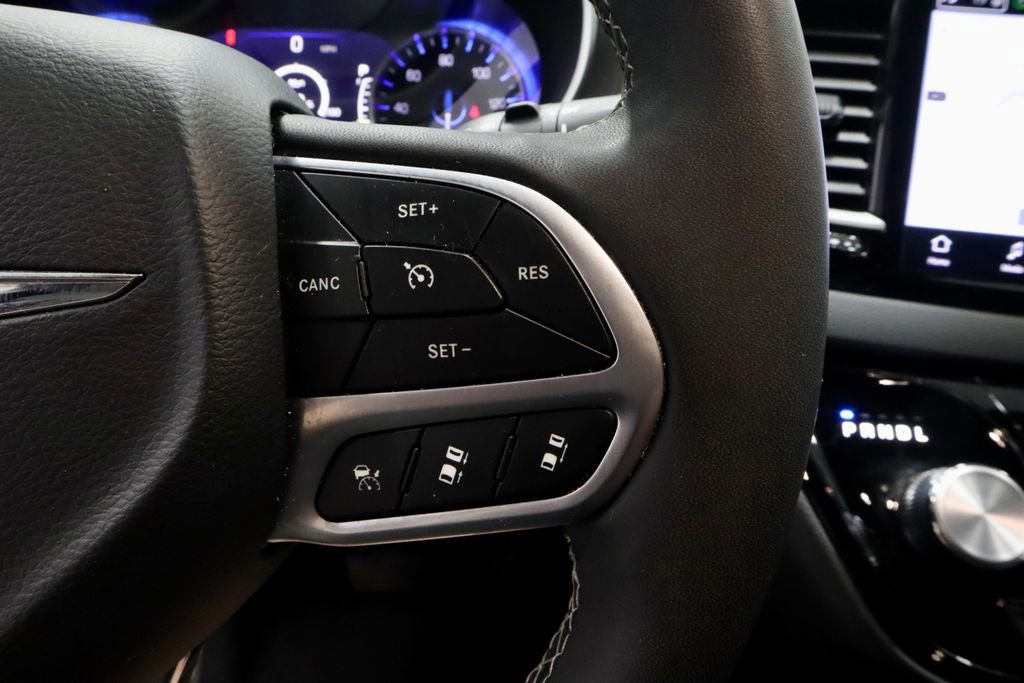 Used 2025 Chrysler Pacifica Select FWD image 29