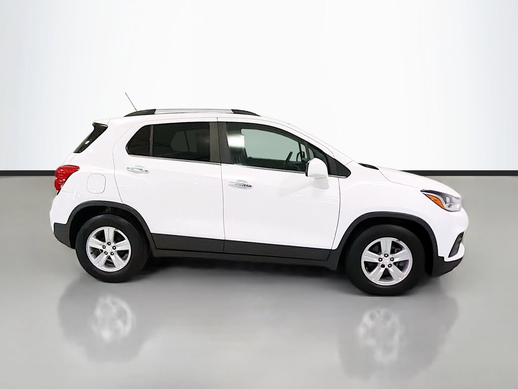 Used 2020 Chevrolet Trax LT w/ Sun & Sound Package FWD image 11