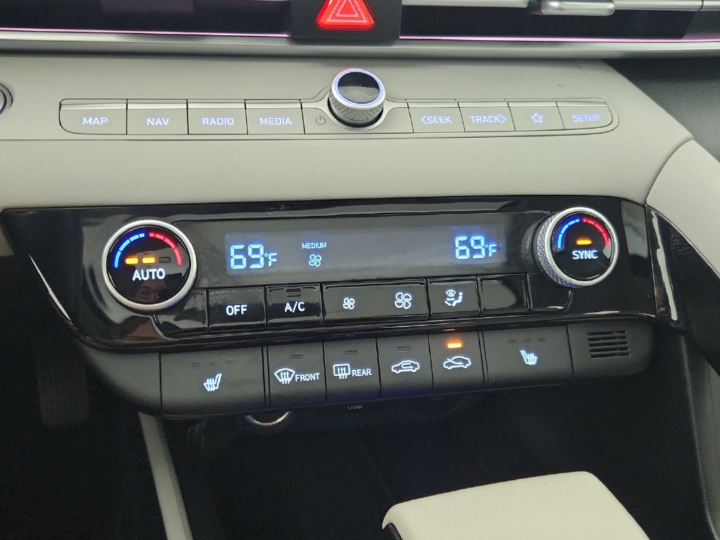 Used 2025 Hyundai Elantra Limited FWD image 29