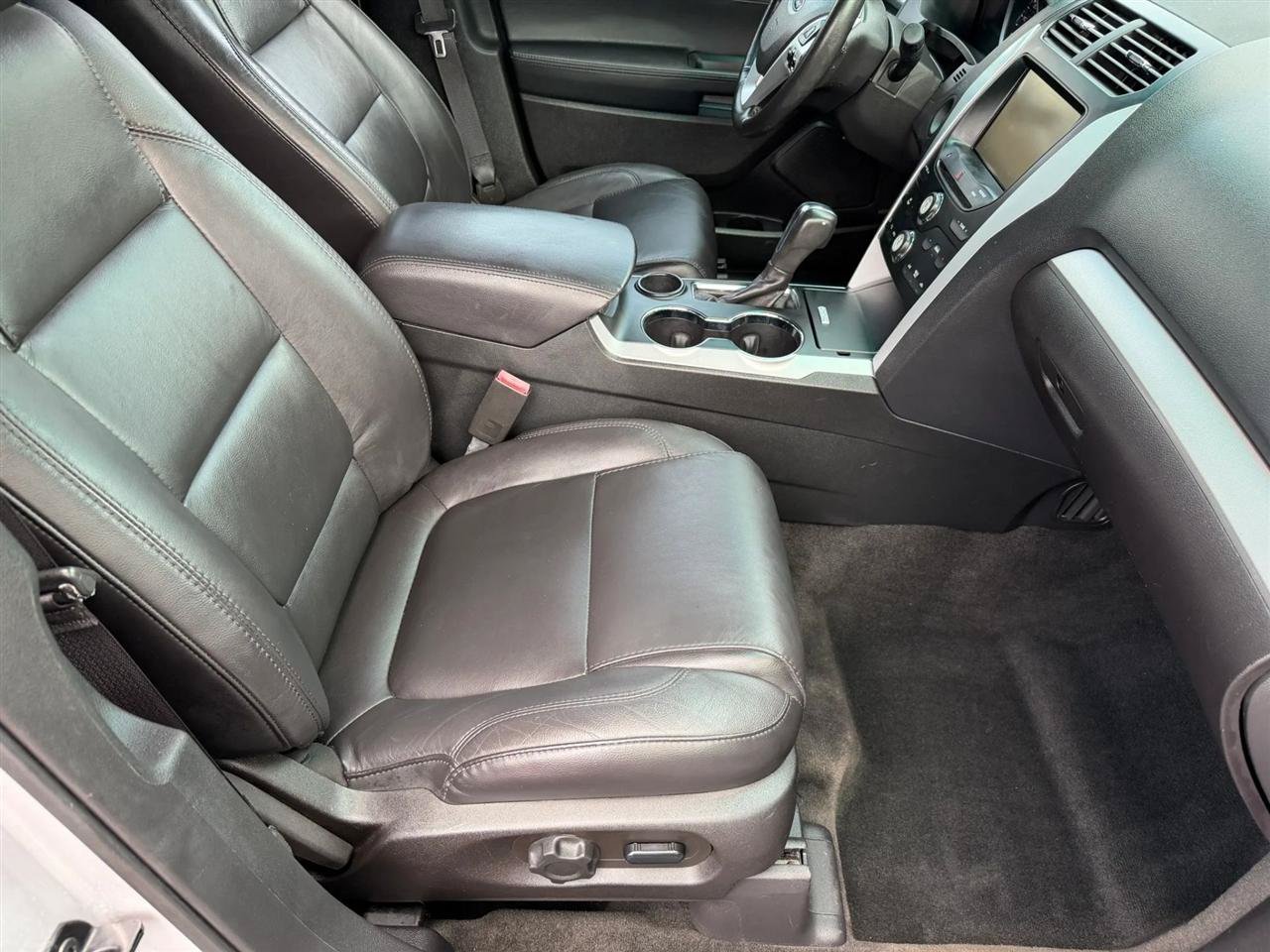 Used 2015 Ford Explorer XLT w/ Equipment Group 202B FWD image 37