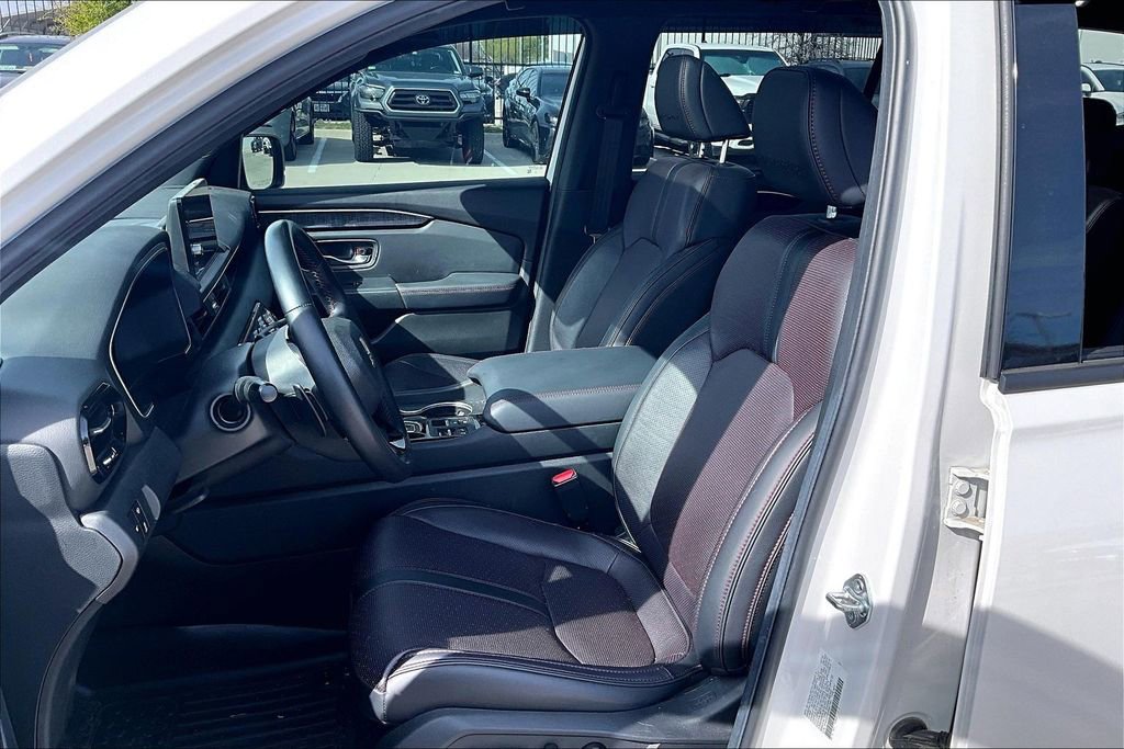 Used 2025 Honda Pilot Black Edition image 30