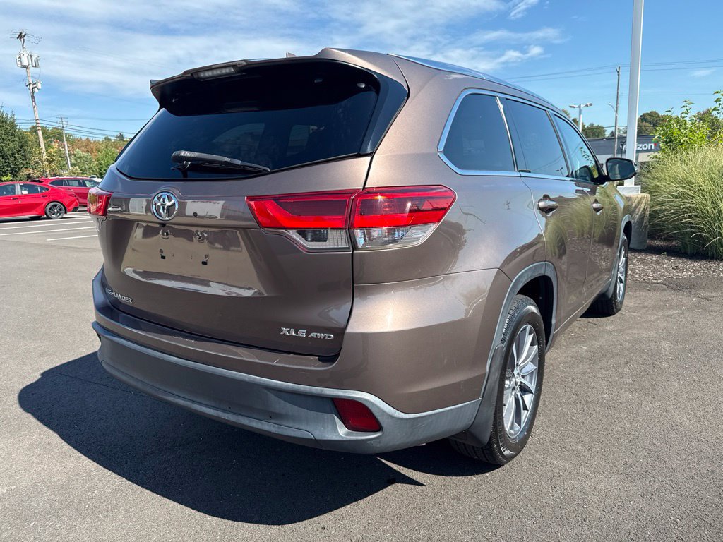 Certified 2017 Toyota Highlander XLE AWD/4WD image 5