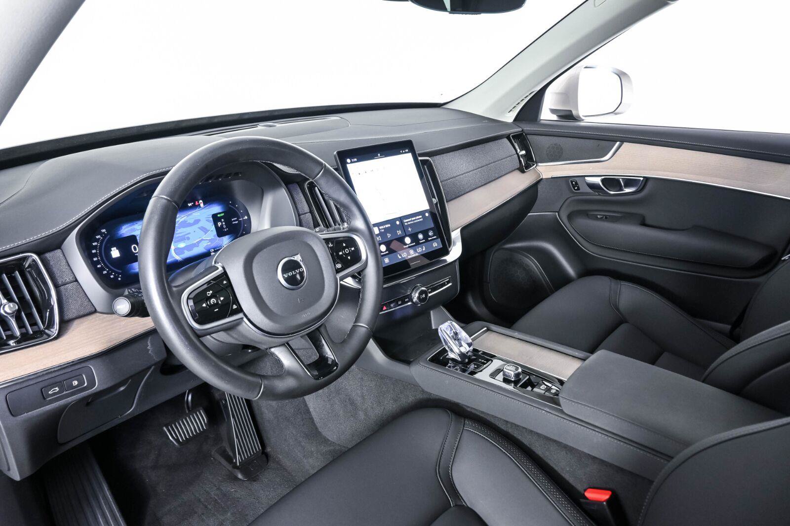 Certified 2025 Volvo XC90 T8 Core AWD/4WD image 4