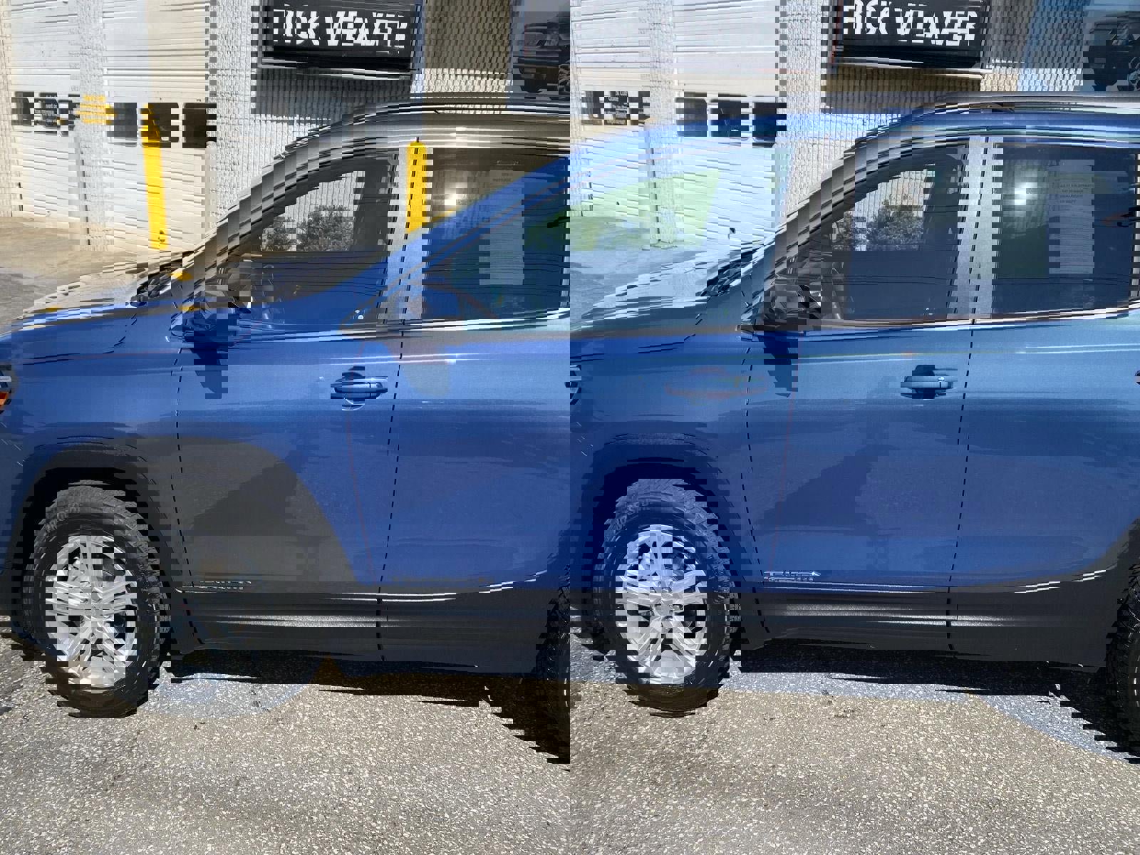 Used 2024 GMC Terrain SLE w/ Driver Convenience Package image 4