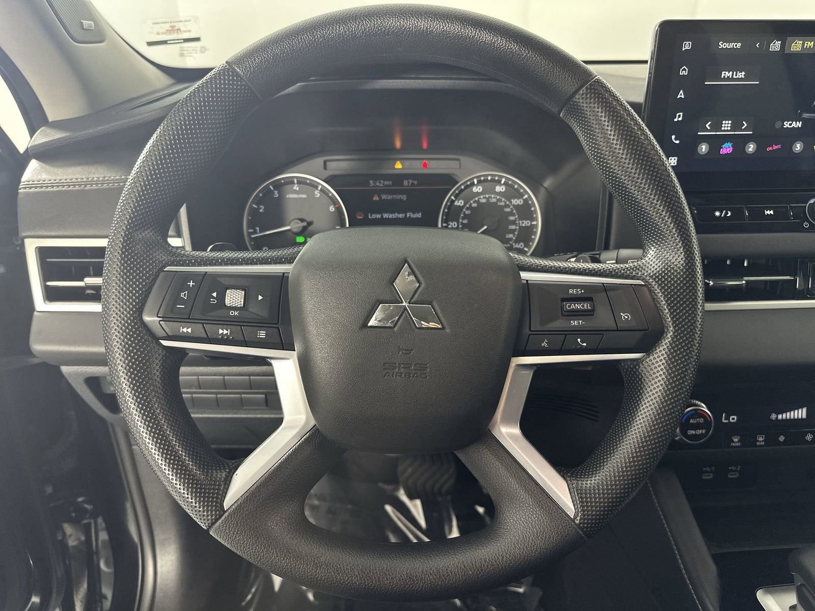 Used 2025 Mitsubishi Outlander ES image 14