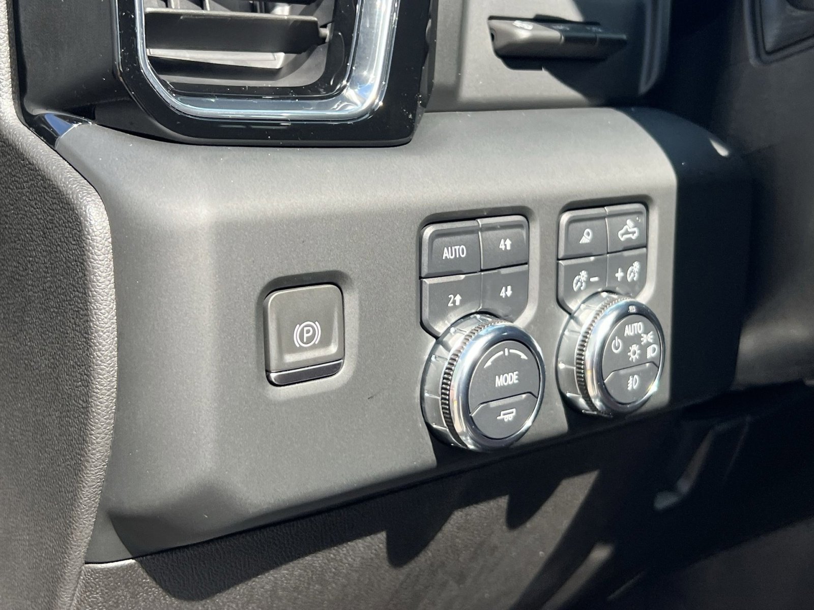 Used 2024 GMC Sierra 3500 Denali Ultimate AWD/4WD image 31