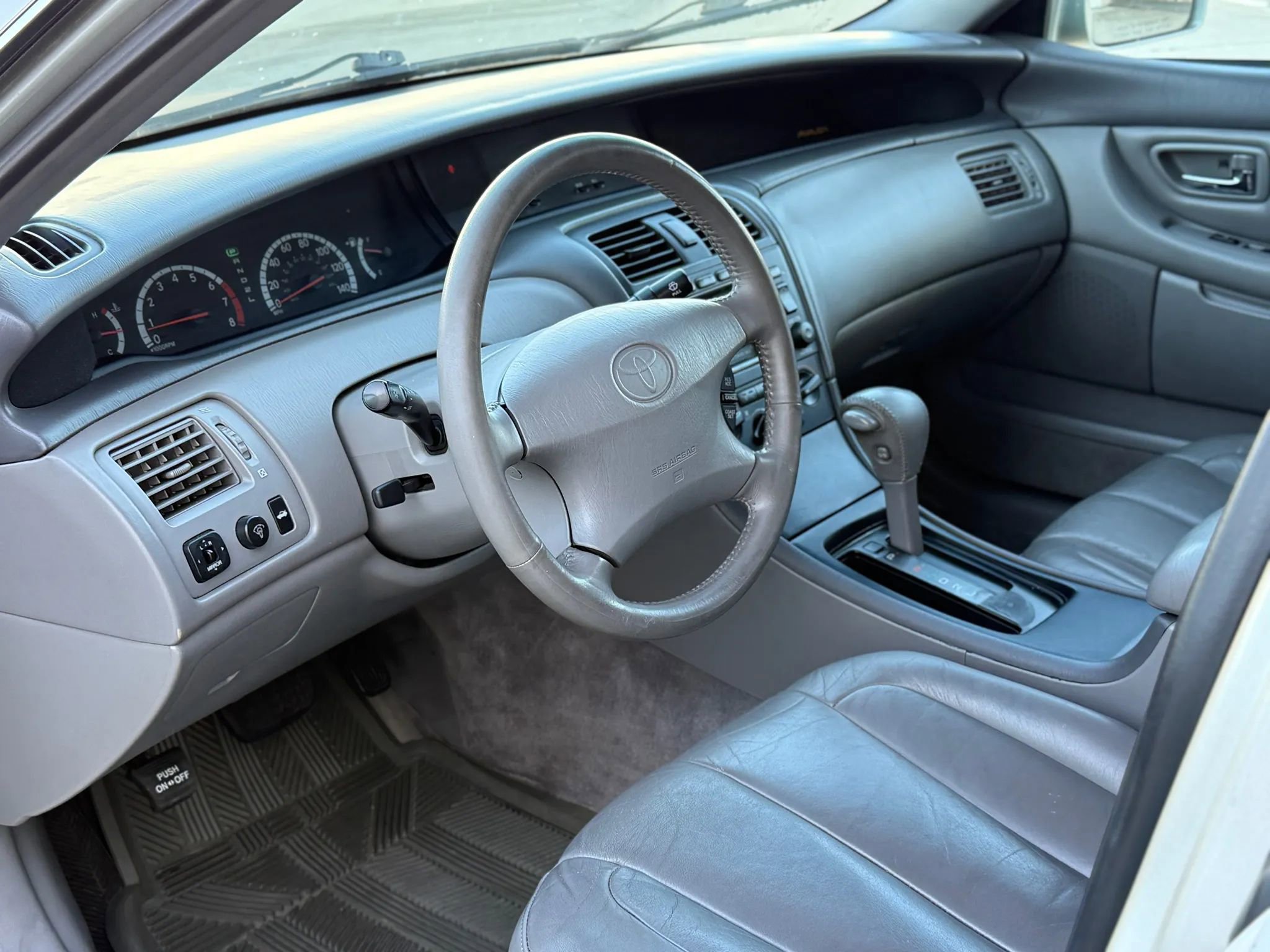 Used 2000 Toyota Avalon XL image 18