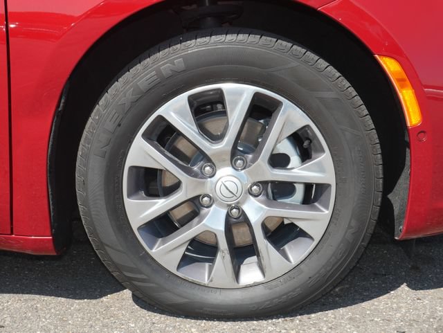 Used 2025 Chrysler Pacifica Pinnacle FWD image 14