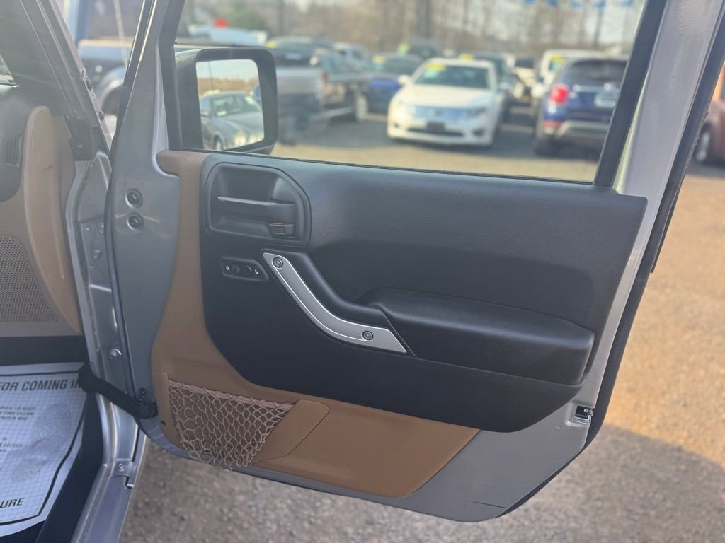 Used 2017 Jeep Wrangler Unlimited Rubicon w/ Connectivity Group image 22