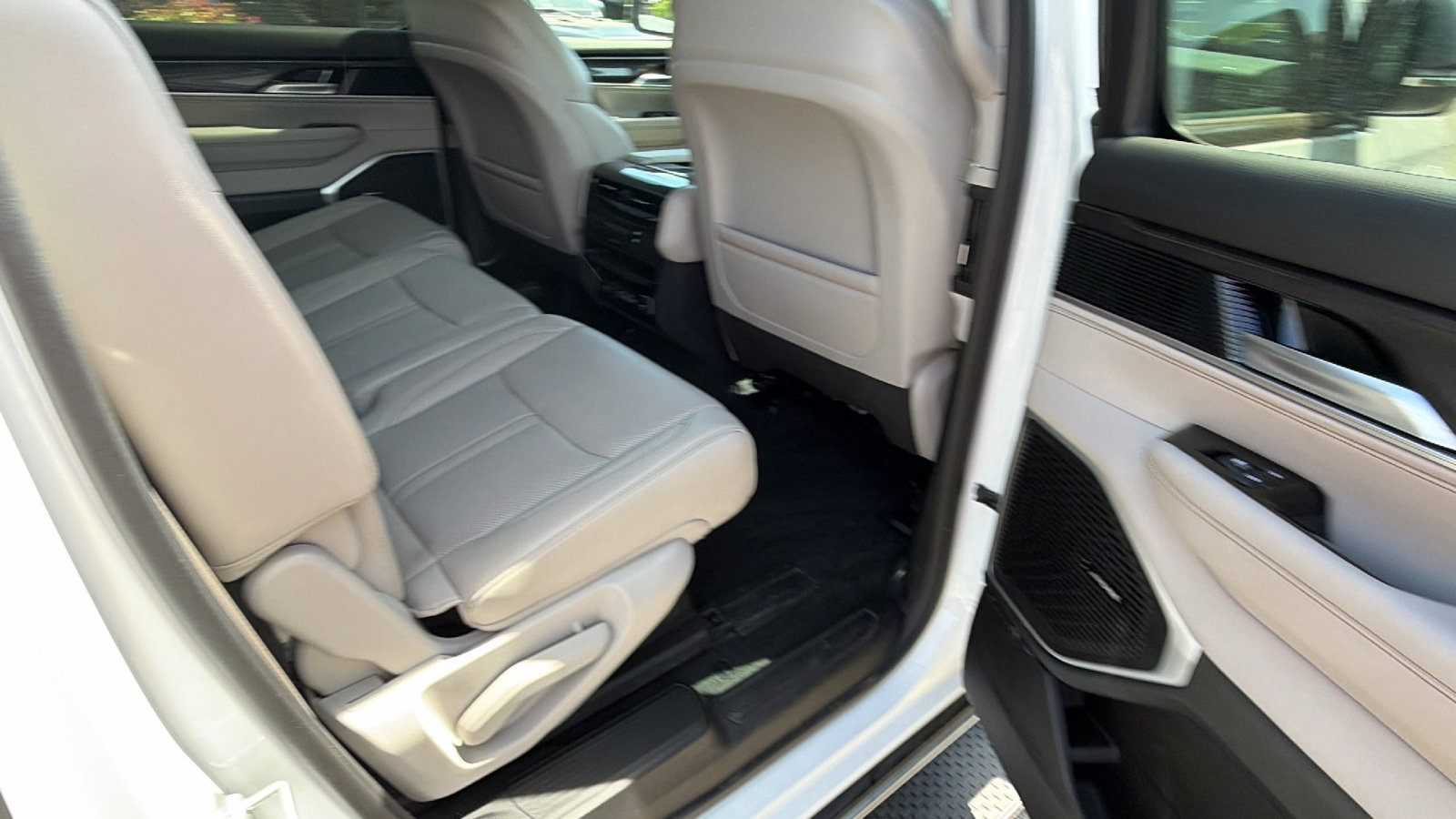 Used 2024 Jeep Wagoneer 4WD image 21