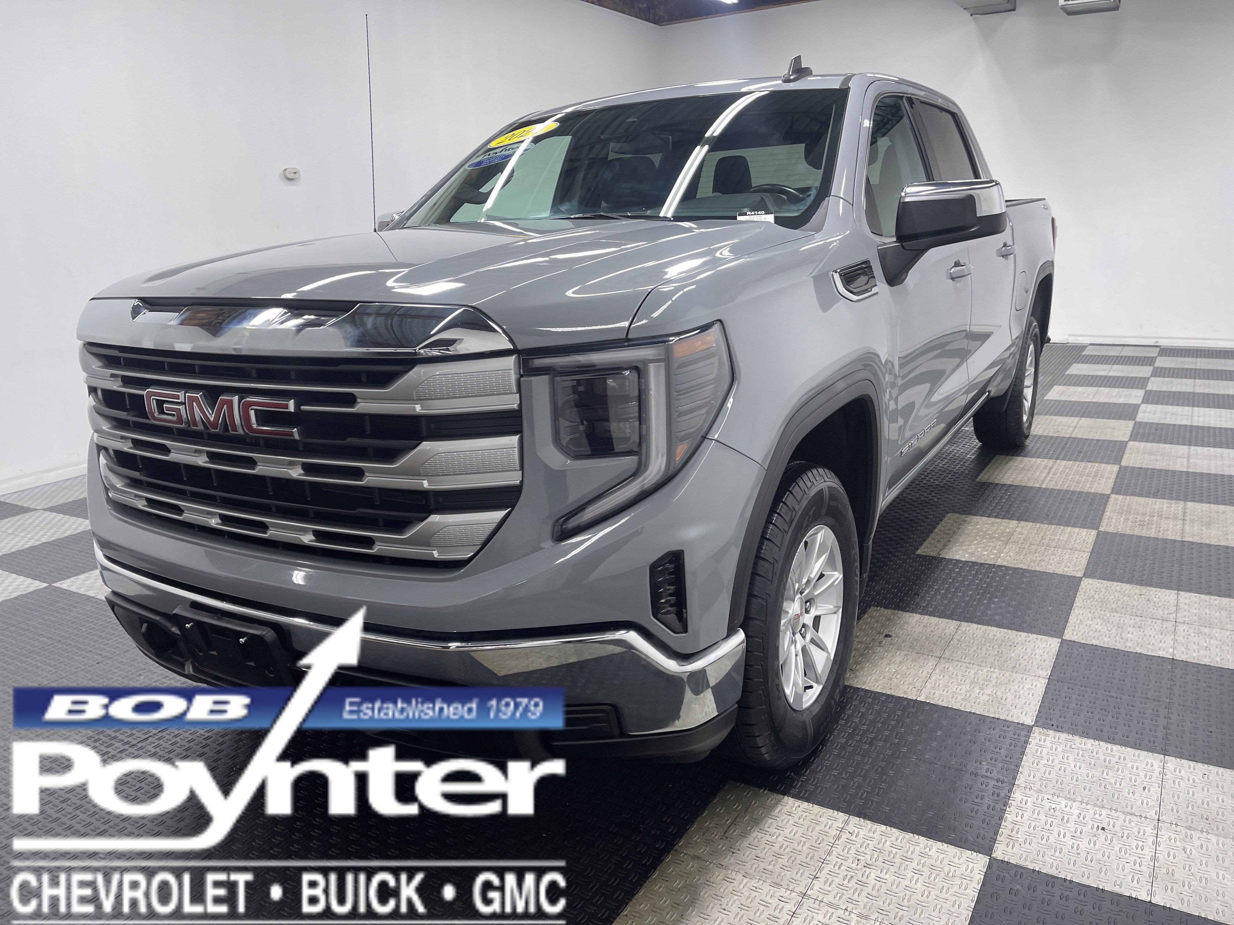 Used 2024 GMC Sierra 1500 SLE image 1