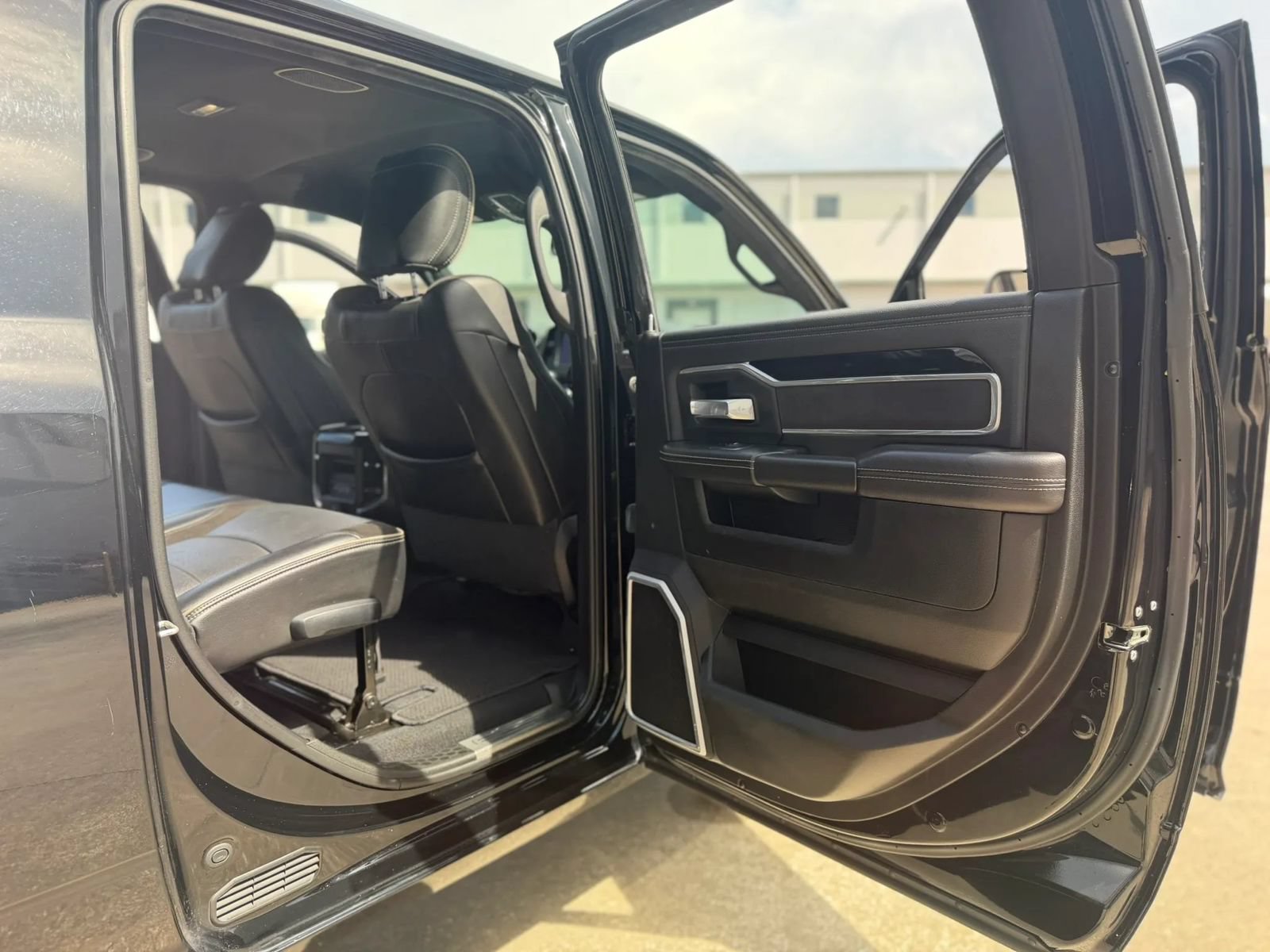 Used 2020 RAM 2500 Laramie w/ Night Edition AWD/4WD image 30