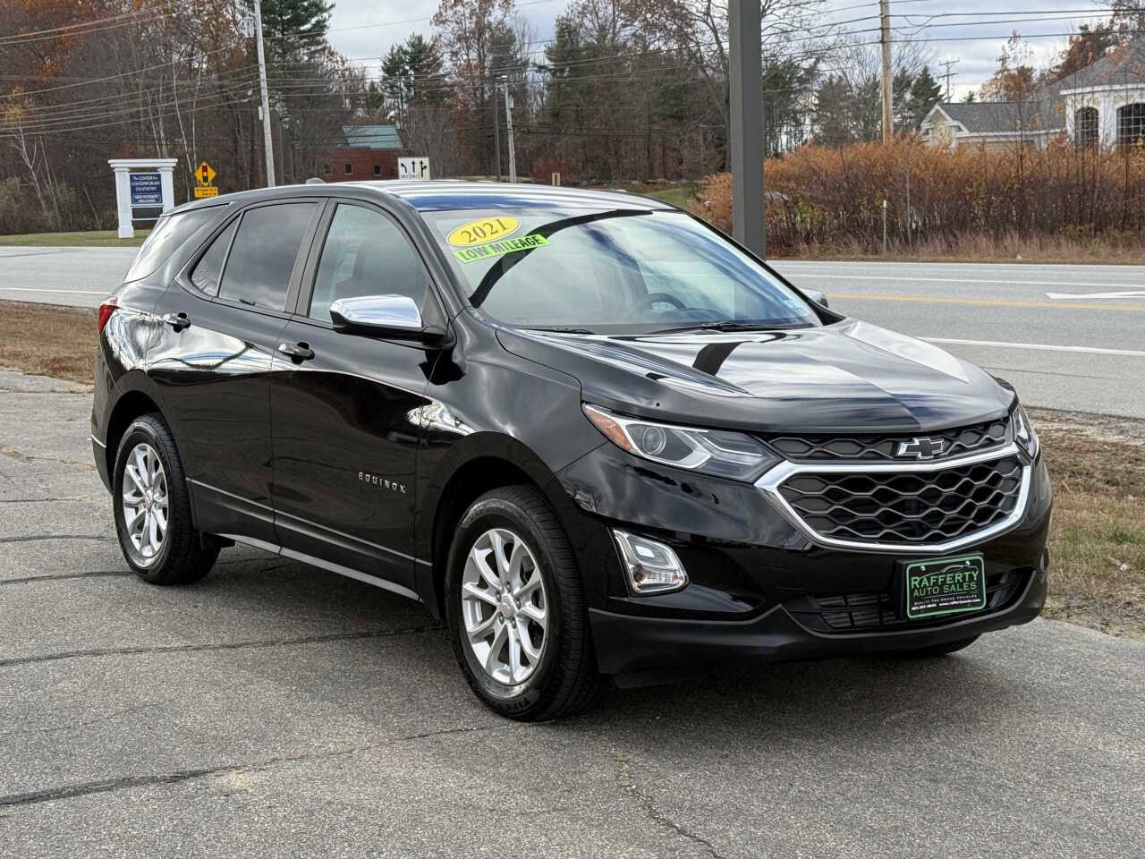 Used 2021 Chevrolet Equinox LS w/ LPO, Chrome Package image 2
