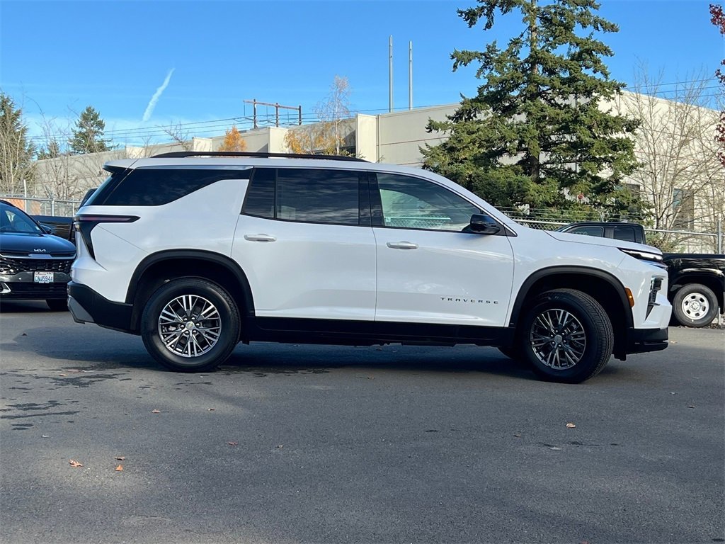 Used 2024 Chevrolet Traverse LT image 4