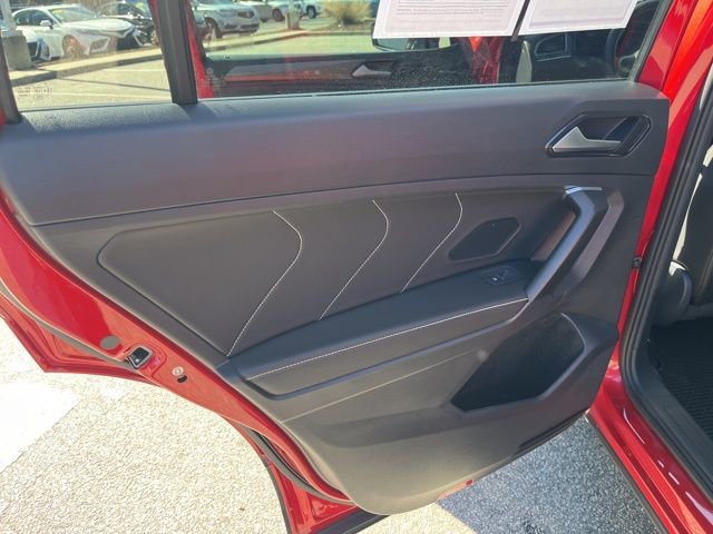 Used 2023 Volkswagen Tiguan SE w/ Panoramic Sunroof Package image 11