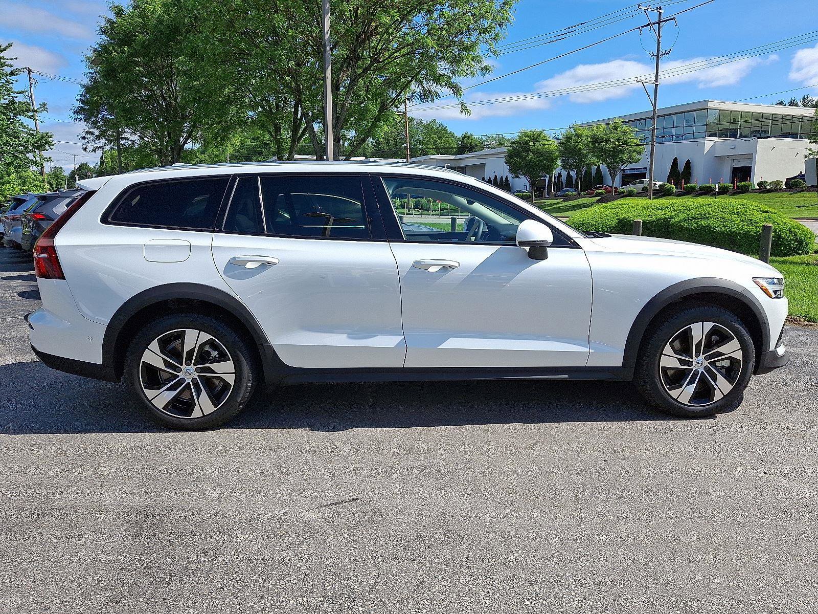 Certified 2024 Volvo V60 B5 Cross Country Plus image 7