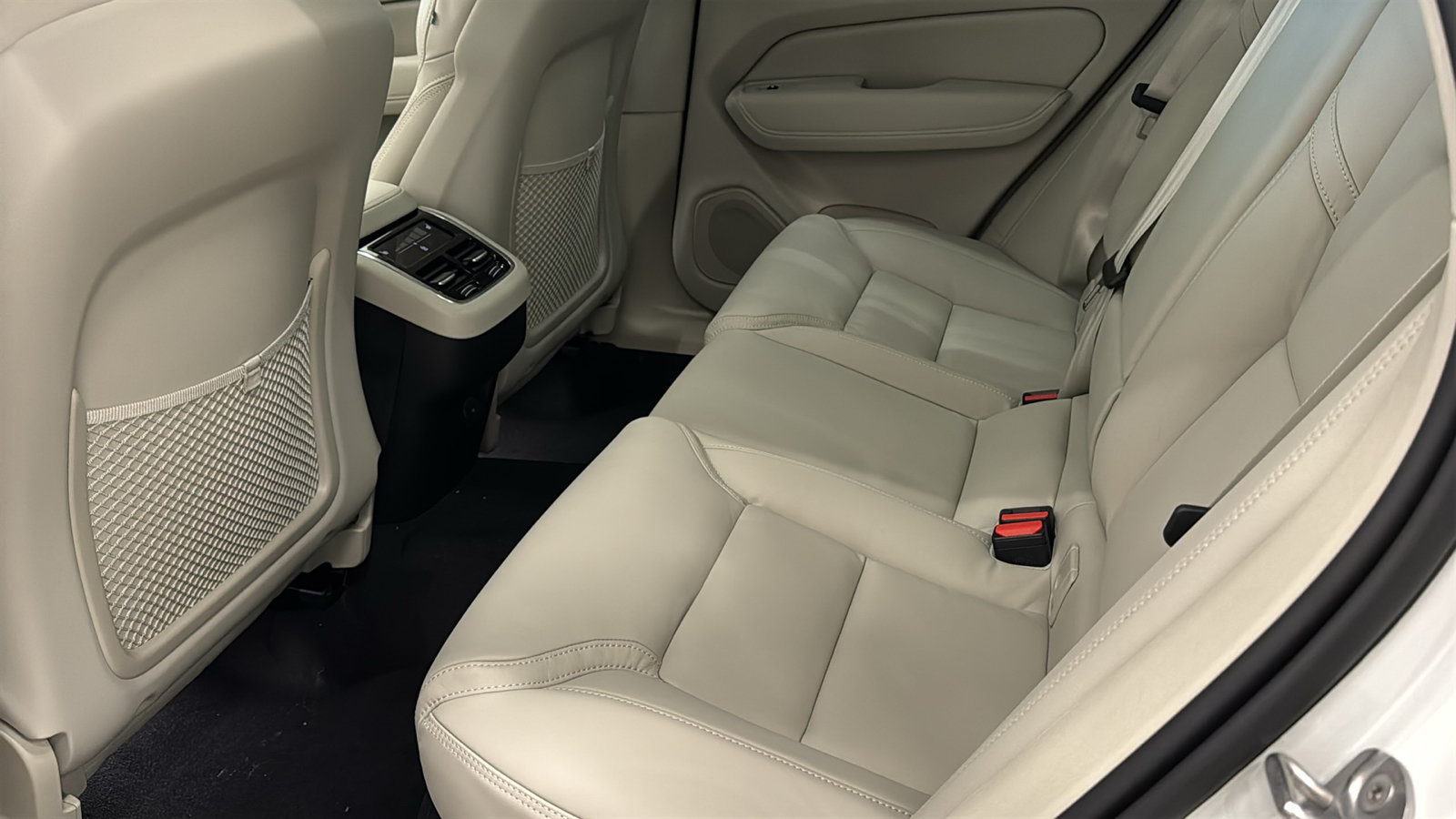 New 2026 Volvo XC60 B5 Ultra w/ Protection Package Premier AWD/4WD image 27