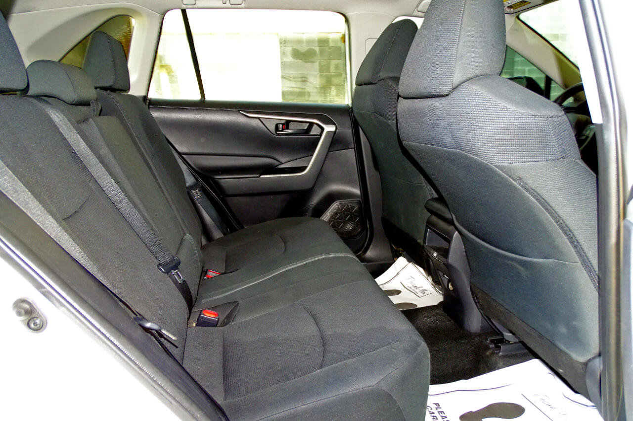 Used 2021 Toyota RAV4 LE image 17