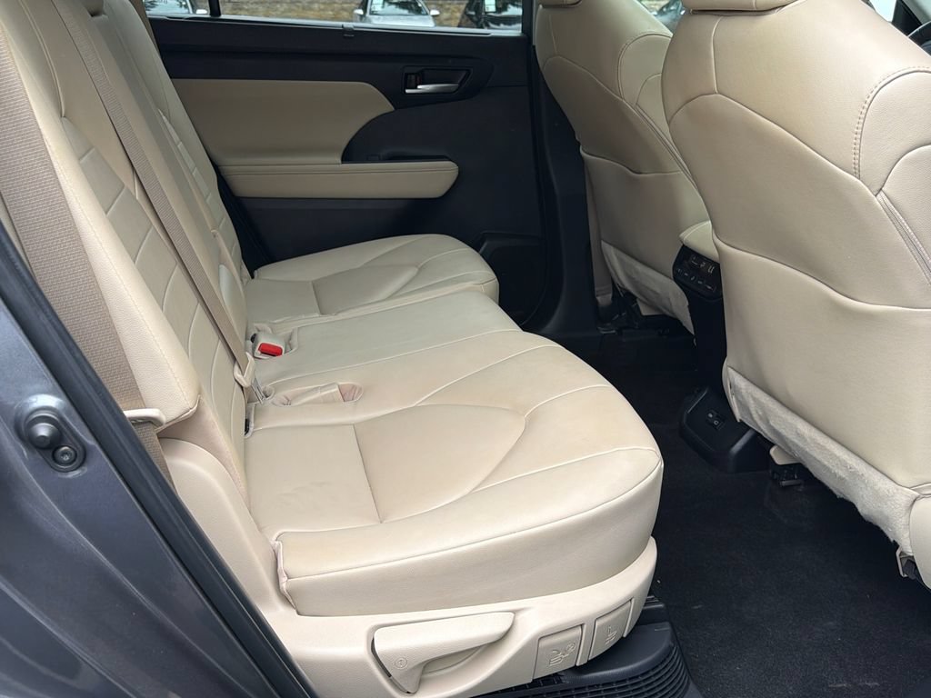 Used 2023 Toyota Highlander XLE AWD/4WD image 16
